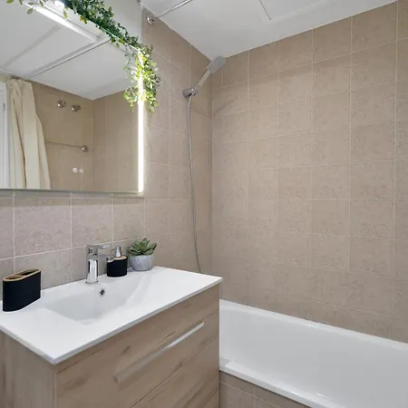 Palm Residency - Beachside With Free Parking Apartment *