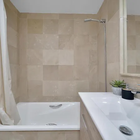 Palm Residency - Beachside With Free Parking *